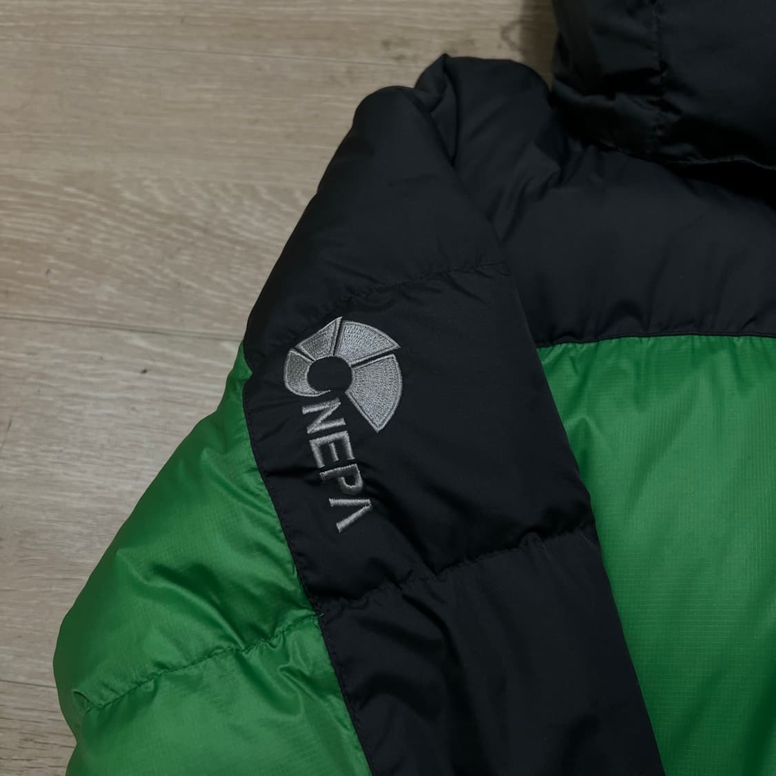 네파 이웃도어 덕다운 투톤 배색 후드 패딩 점퍼 [그린/블랙] S/90 상품이미지5