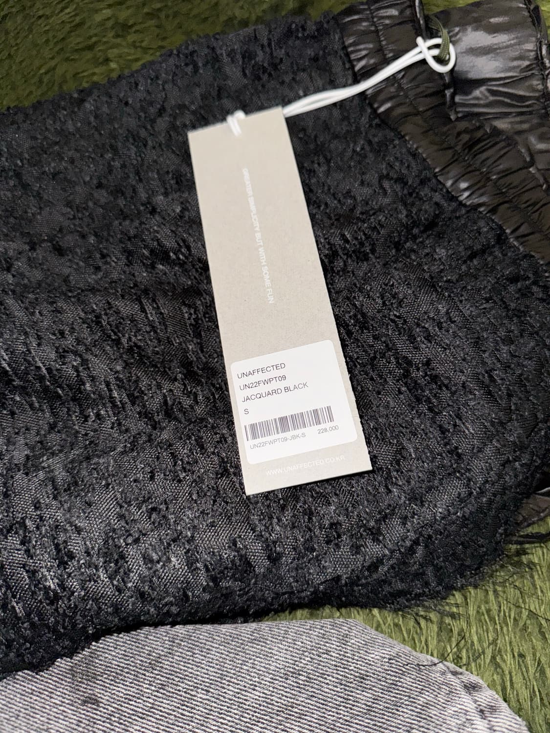 [S] 언어펙티드 22FW 릴렉스 핏 로우 컷 엣지 자카드 팬츠 블랙 상품이미지10