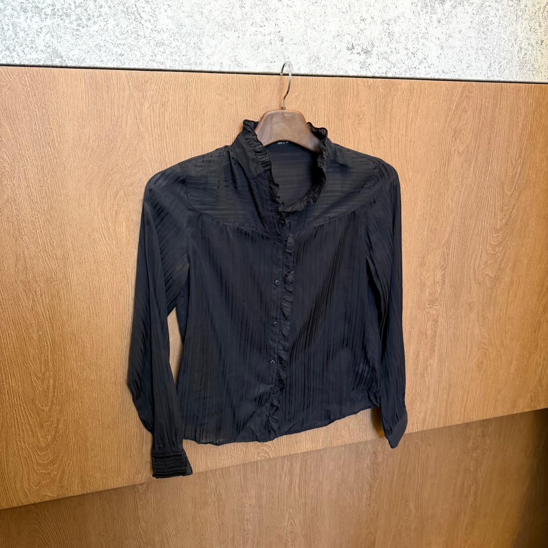 꼼사이즘 롱슬리브 블라우스 프릴 하이넥 스트라이프 패턴 디테일 블랙 상품이미지1