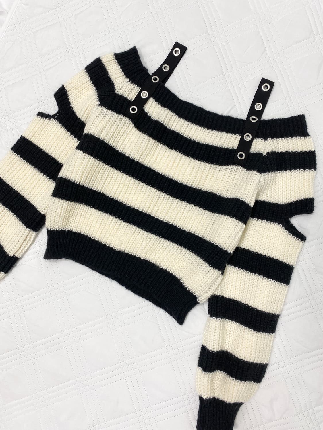 펑크 미사깔 아일렛 스트라이프 오프숄더 트임 니트 상품이미지6