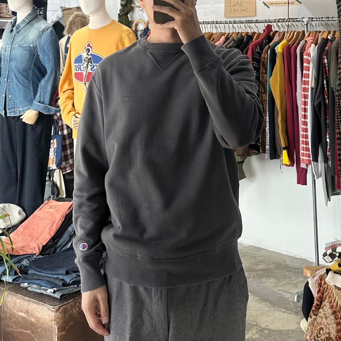 (착용컷) Champion 스웻 셔츠 (남성용 100-103) 상품이미지3