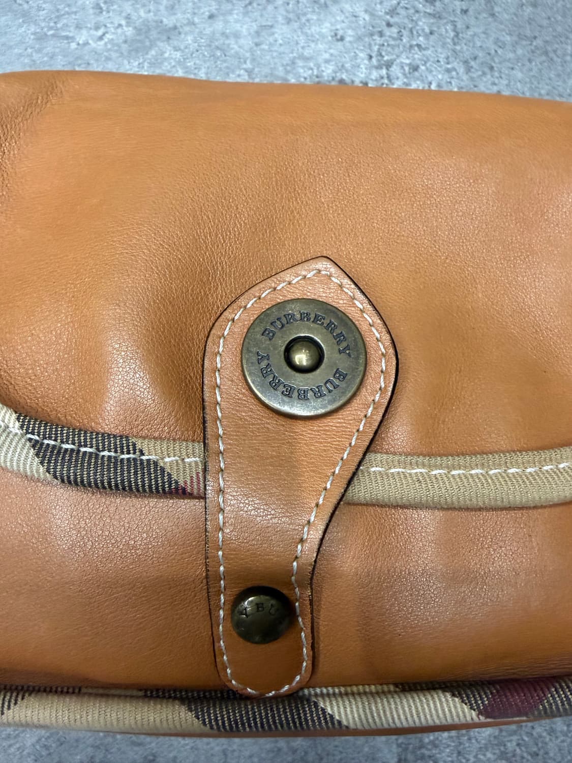 버버리 가죽 크로스백 브라운 상품이미지3
