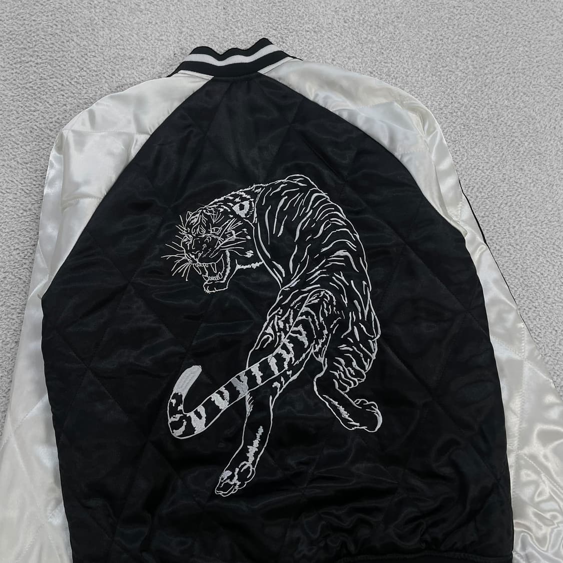 아소스 Asos 타이거 자수 스카잔 자켓 상품이미지4