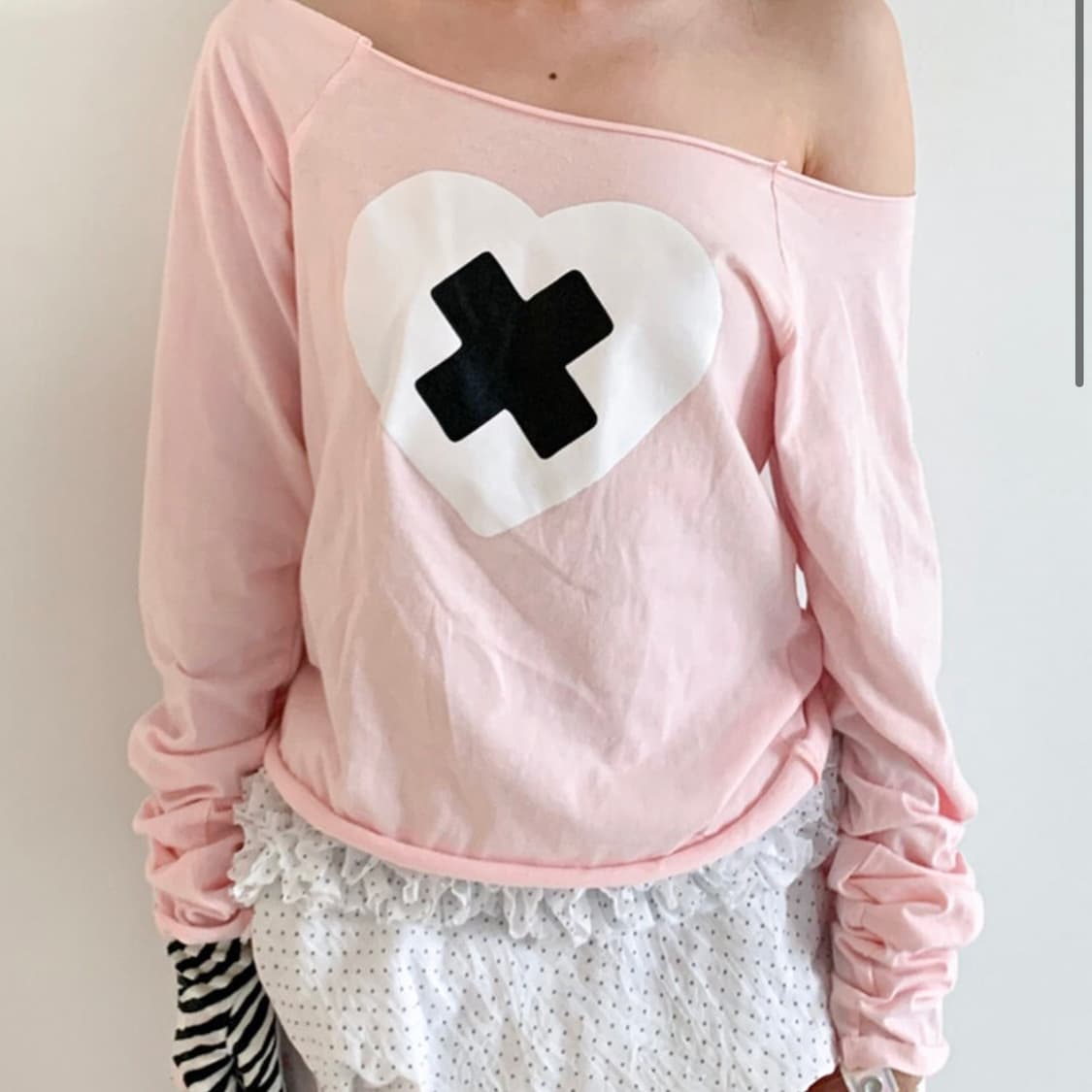 샵페어리 크로스 하트 컷 오프 티셔츠 핑크 상품이미지2