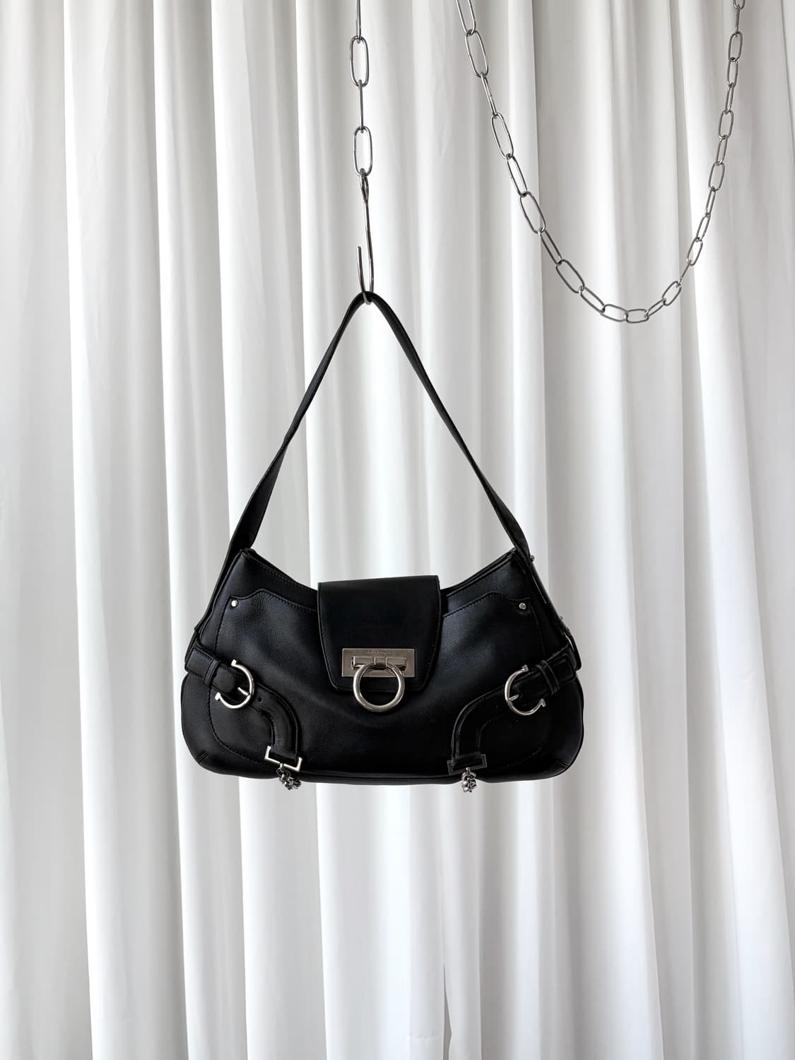 페라가모 간치니 체인 숄더백 상품이미지1