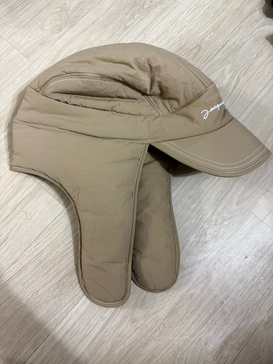  자크뮈스 라 카굴 브리치올라 퍼프 이어 플랩 햇 트루퍼햇 베이지 상품이미지1