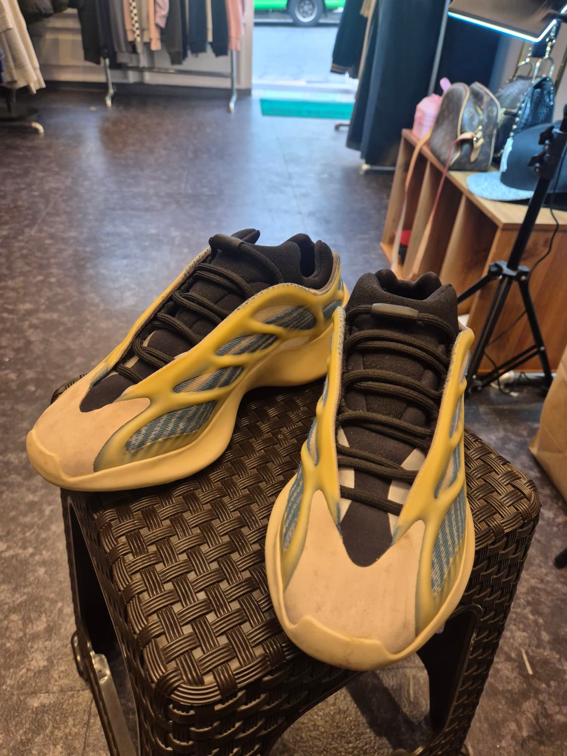 아디다스 이지 700 V3 '카이아나이트 (남여공용) 상품이미지7