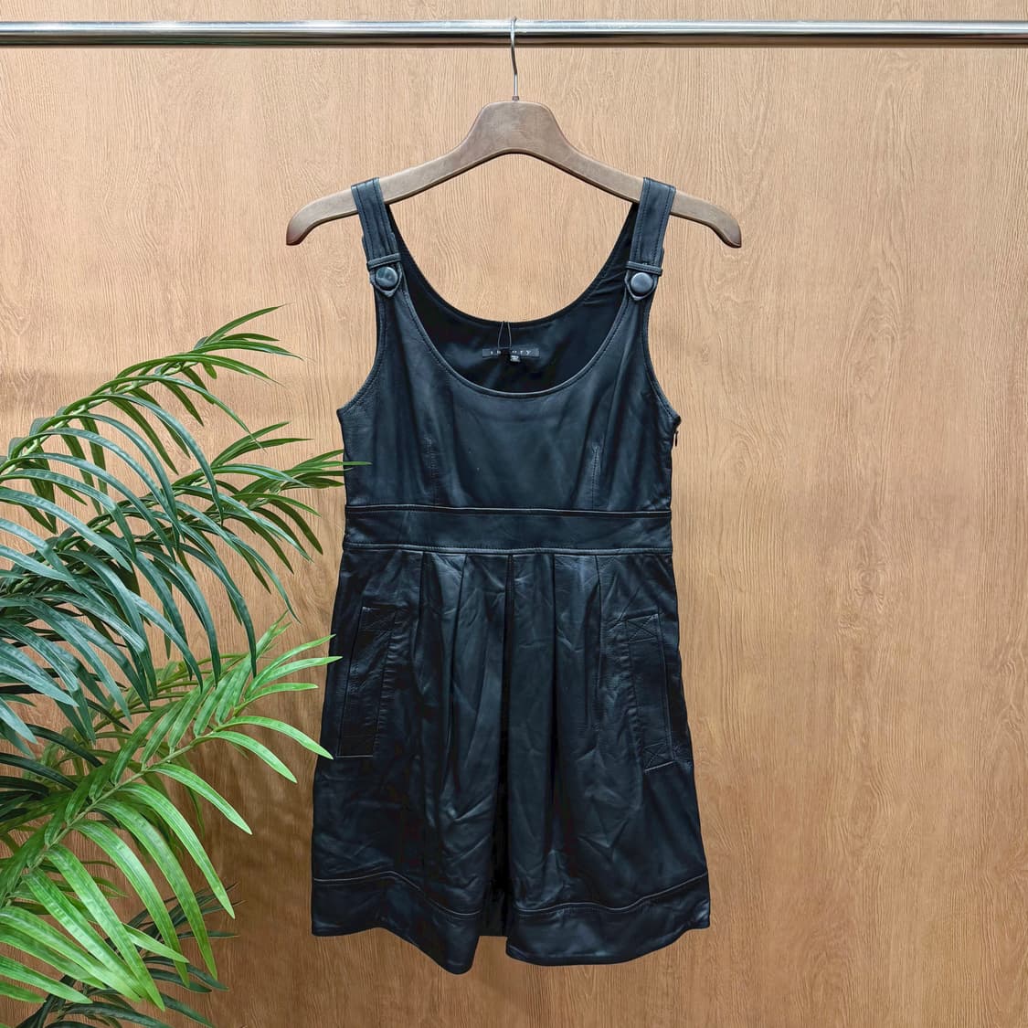 띠어리 슬리브리스 레더 미니 원피스 숄더 버튼 스트랩 디테일 블랙 상품이미지1