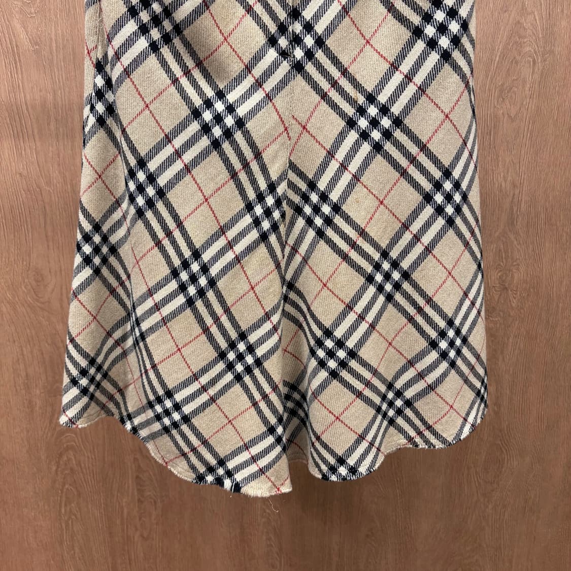 버버리 런던 미디 스커트 노바 체크 패턴 컷오프 마감 디테일 베이지 상품이미지5