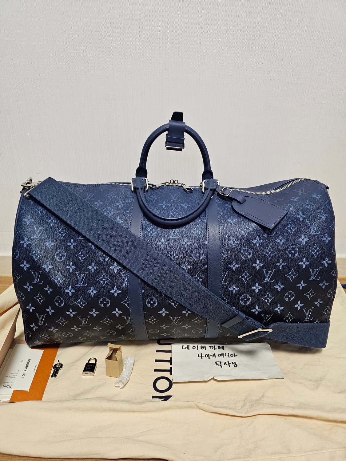 루이비통 퍼렐 한정판 그라데이션 키폴52 블루 (새상품) 상품이미지4