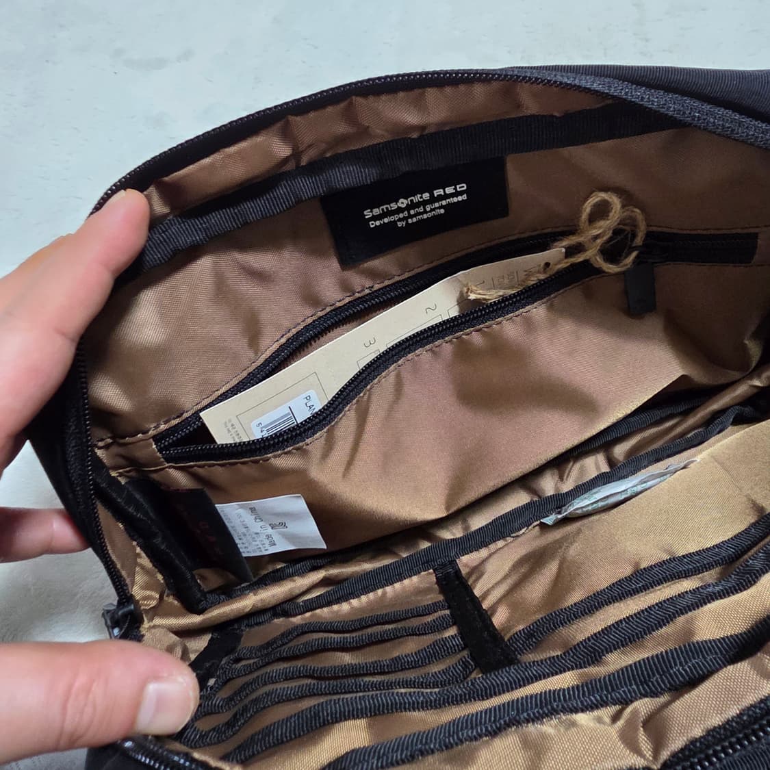 쌤소나이트 레드 블랙 힙색 슬링백 상품이미지4