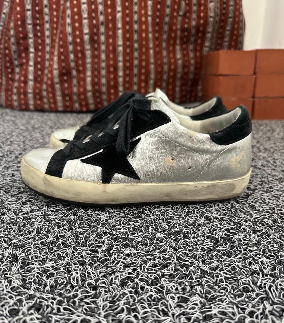 골든구스 슈퍼스타 실버 & 블랙 스웨이드 스니커즈 상품이미지1