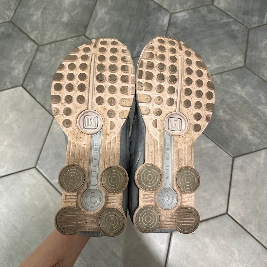 나이키 샥스 R4 베얼리 로즈 메탈릭 플래티넘 상품이미지9