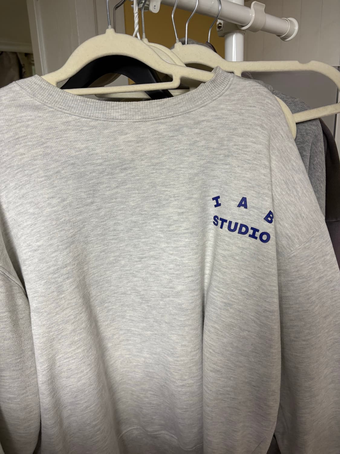 아이앱 스튜디오 스웨트셔츠 라이트 그레이 - 23FW M 상품이미지3