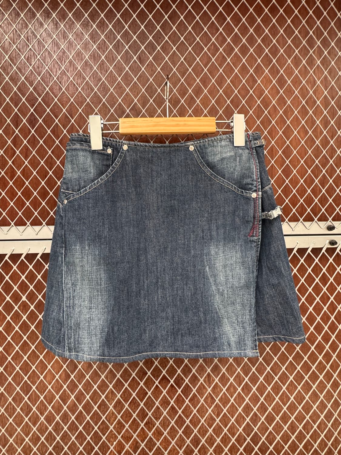 리바이스 엔지니어드 스트랩 랩 워싱 데님 미니 스커트 28 상품이미지1