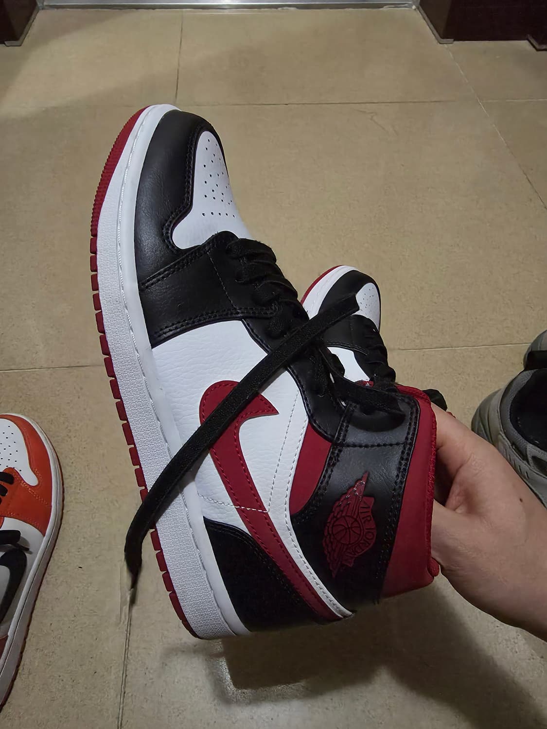 나이키 조던 1 미드짐 블랙 레드 화이트 260 상품이미지3