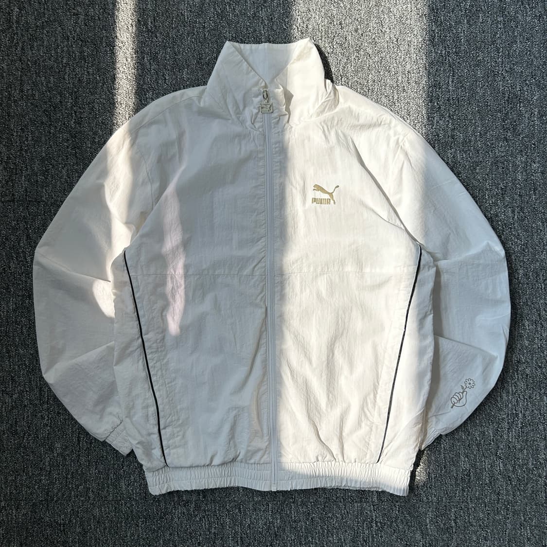 퓨마 빅로고 화이트 바람막이 상품이미지1
