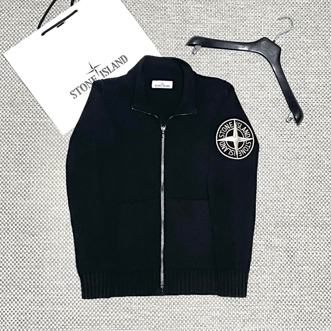 스톤아일랜드 빅로고 자수 니트집업 상품이미지1