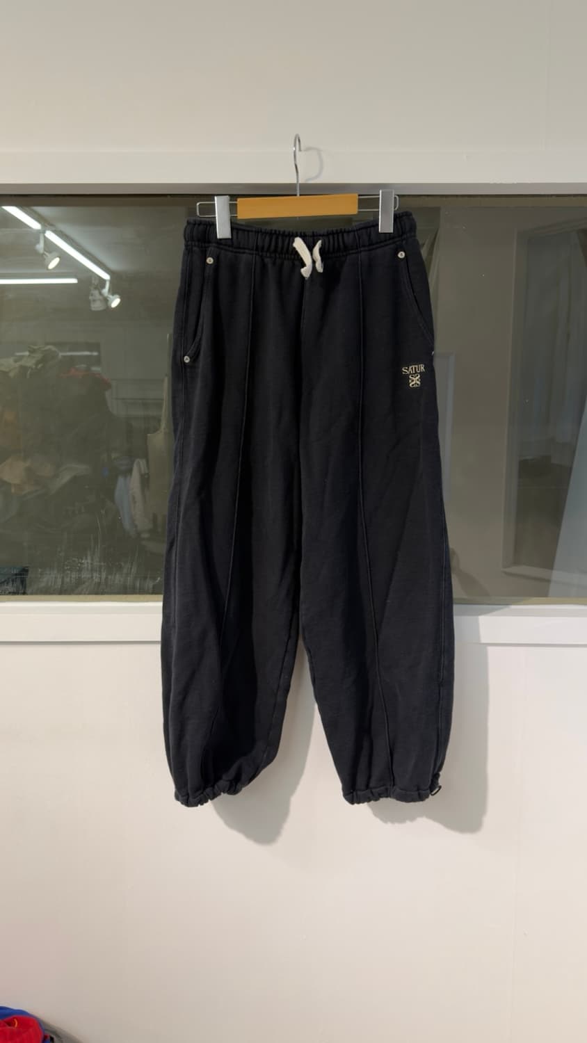 M) SATUR 새터 가죽패치 트레이닝 조거 팬츠 팝니다 상품이미지1