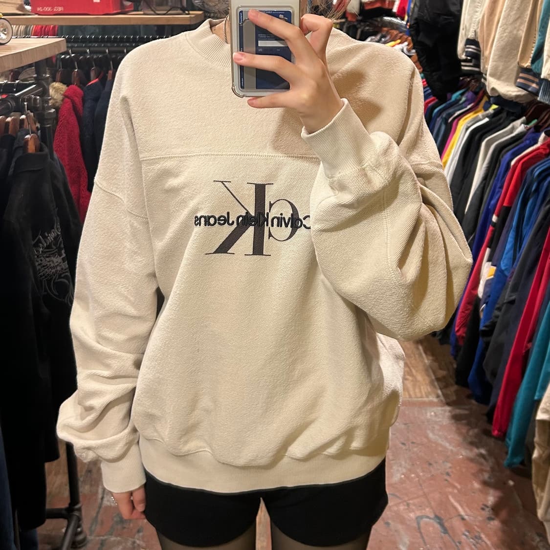 [HI] 캘빈클라인 미니멀 로고 크림 맨투맹 상품이미지1