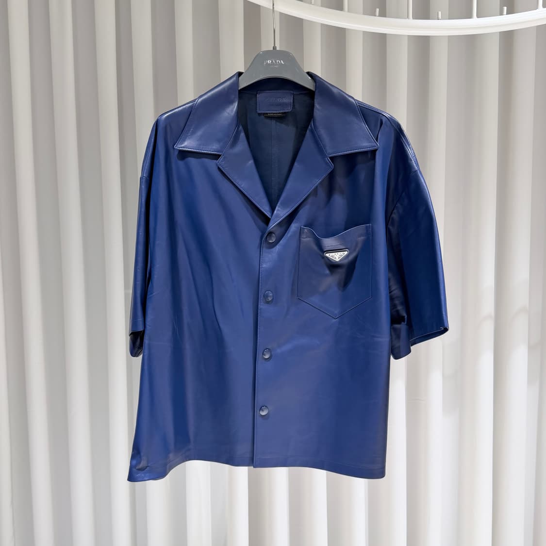 (A+/52) / 프라다 삼각로고 나파 레더 반팔 셔츠 애비에이션 블루 상품이미지1