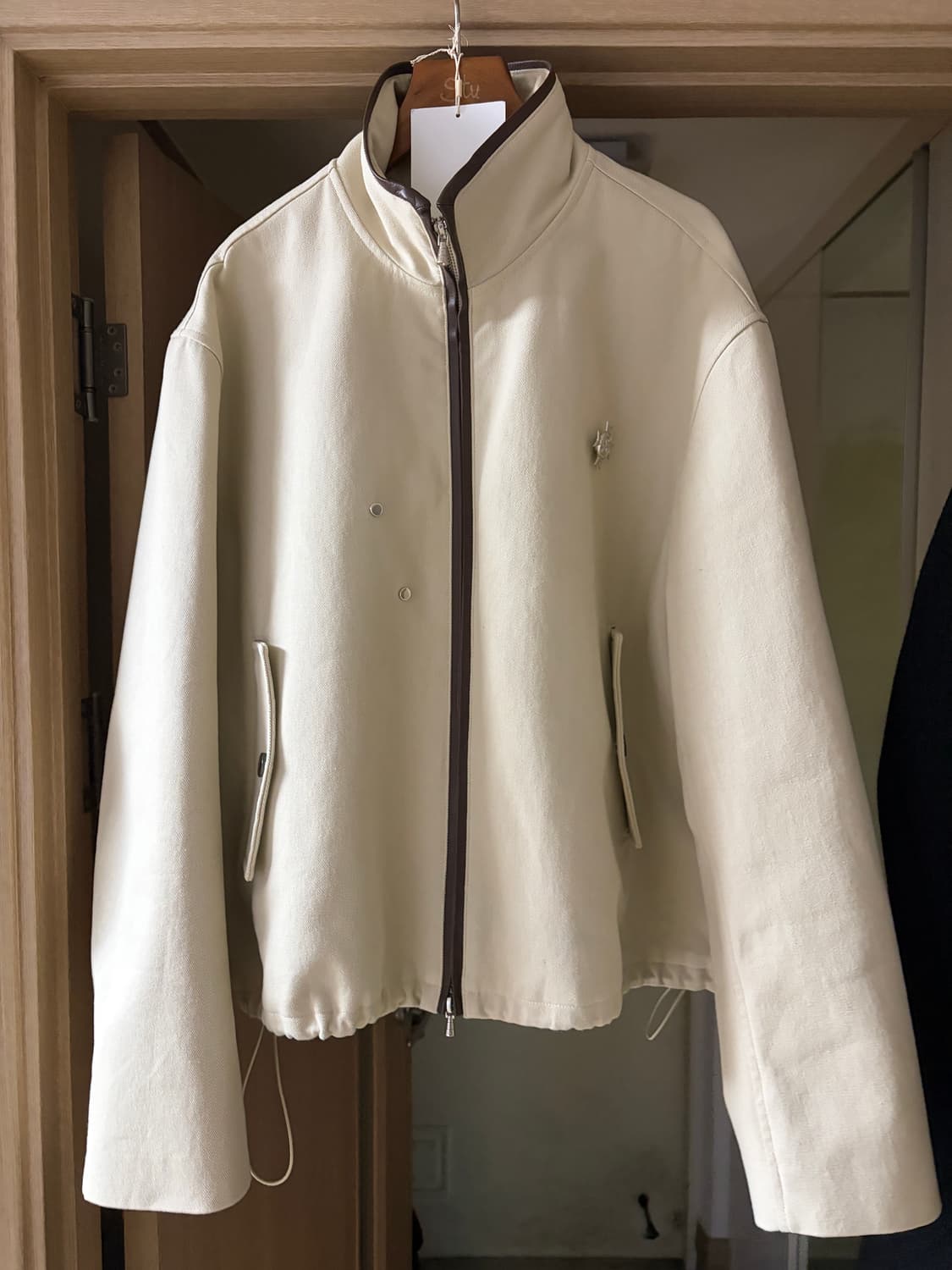 (L) stu 레더 파이핑 하이넥 자켓 아이보리 + 메달 스냅 브로치 상품이미지1