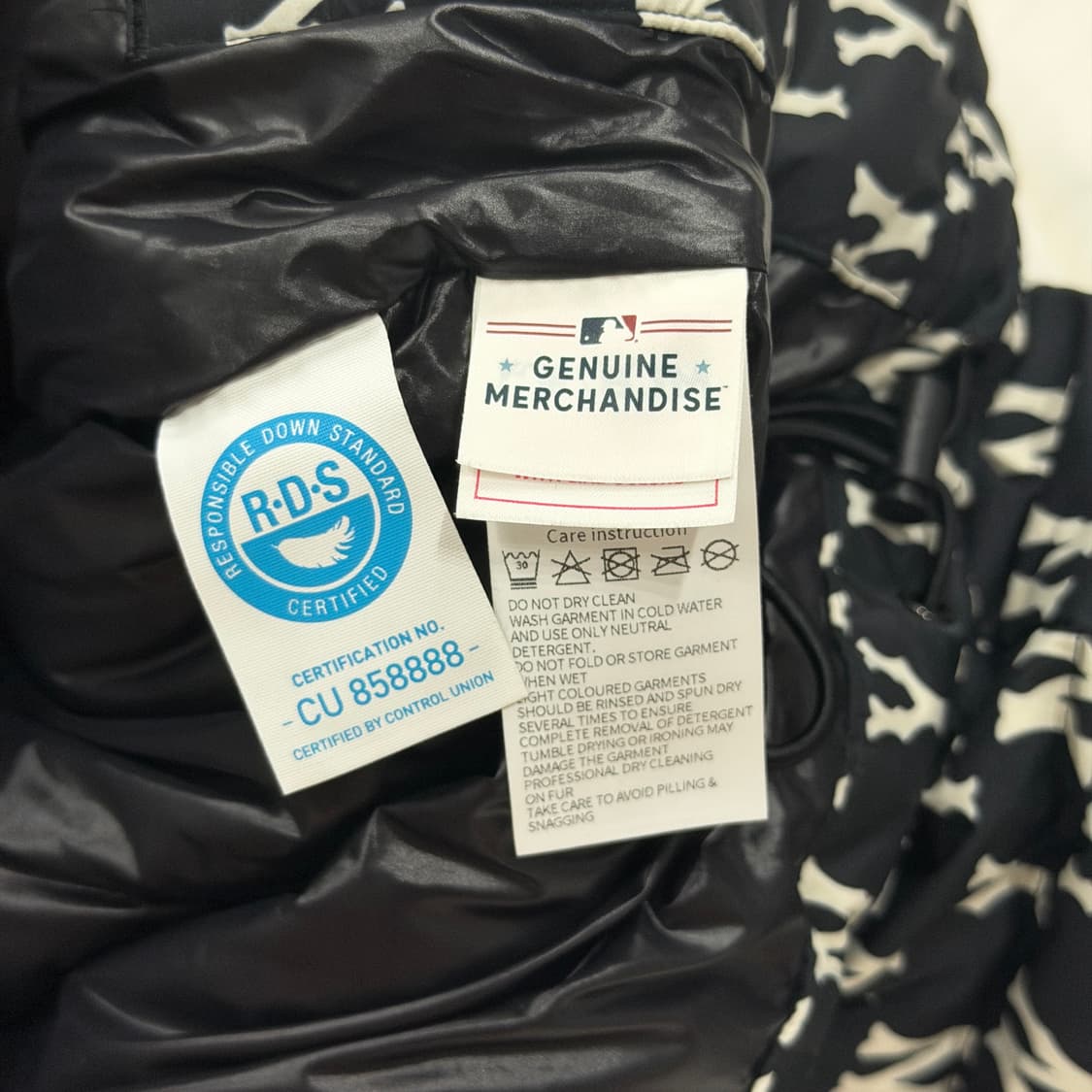 MLB 클래식 모노그램 후드 다운 패딩 블랙 XS 상품이미지6