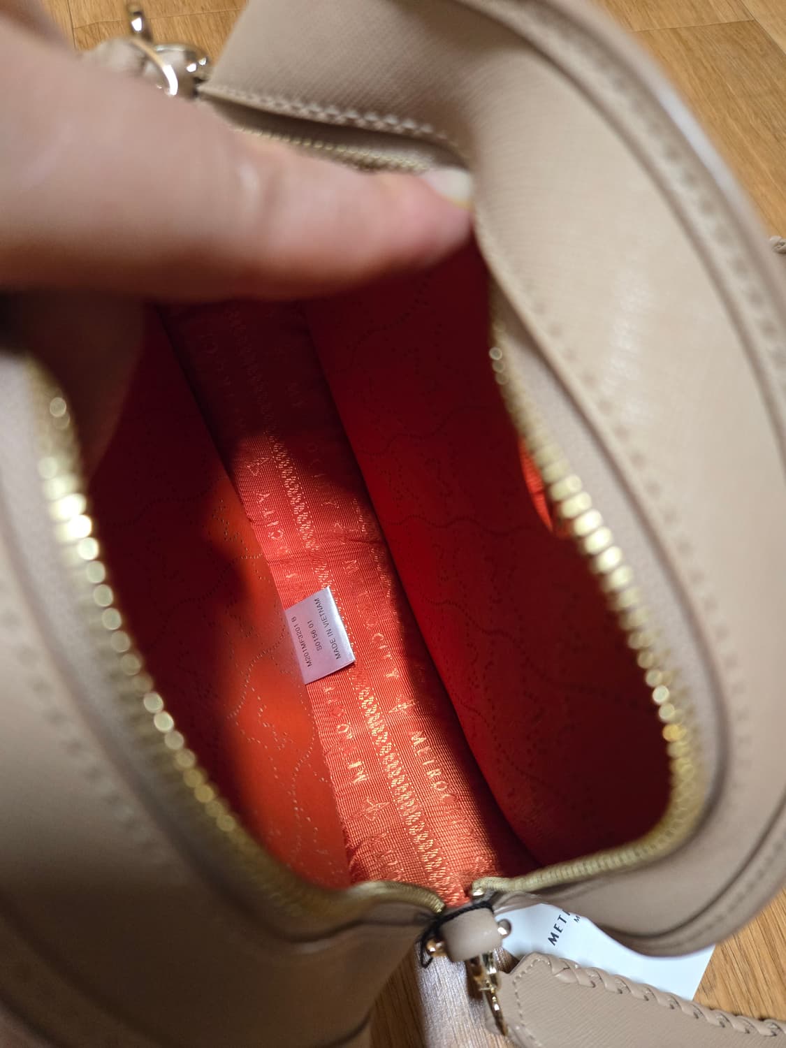 메트로시티 베이지 탬버린 크로스백(택달린새상품) 상품이미지7