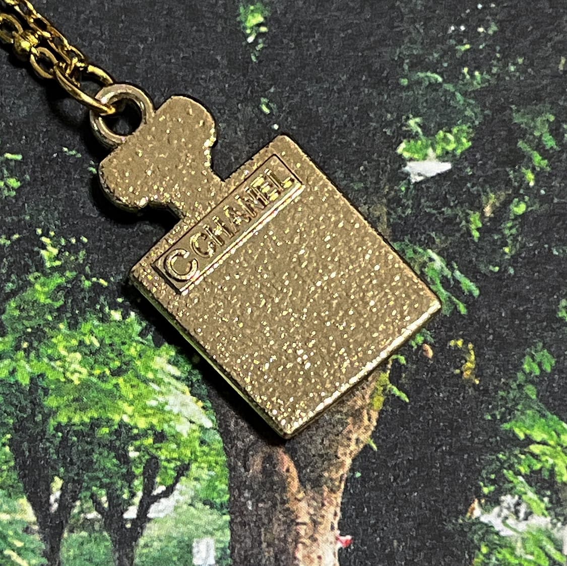 샤넬 No.5 퍼퓸 보틀 크리스탈 업사이클링 골드 목걸이 블랙 상품이미지3