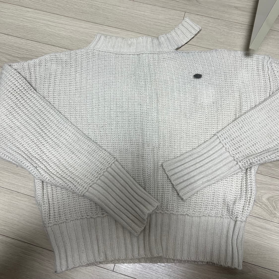 보헤미안서울 컷아웃 루즈핏 니트 크림 상품이미지2