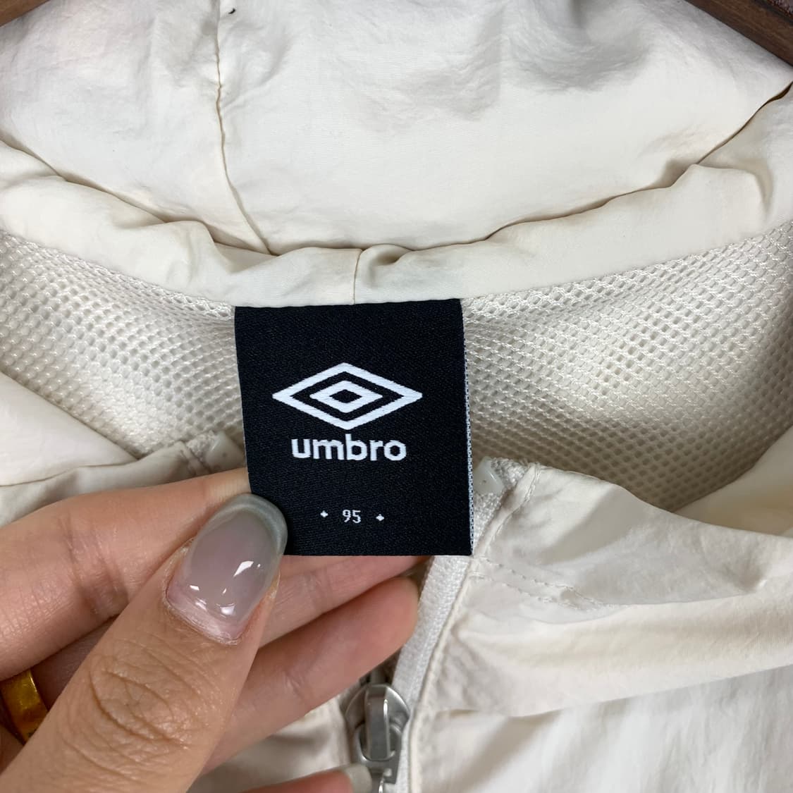엄브로 반집업 반팔 웜업 후드티 상품이미지7