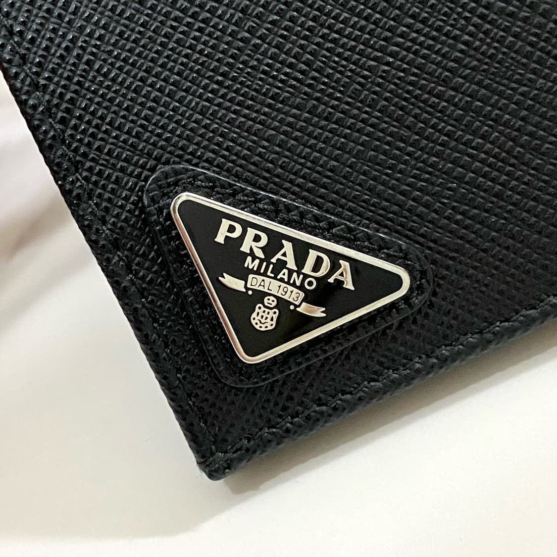 새상품급 프라다 사피아노 레더 삼각로고 장지갑 블랙 2MV836 상품이미지9