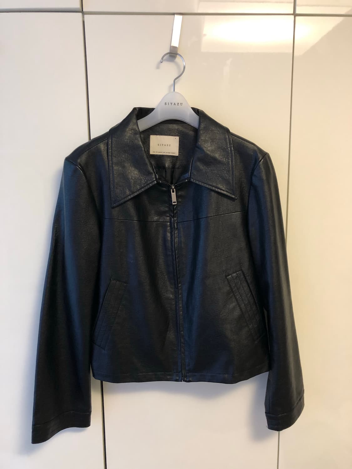 시야쥬 SIOT4023 Fake Leather Crop JK Black 상품이미지2