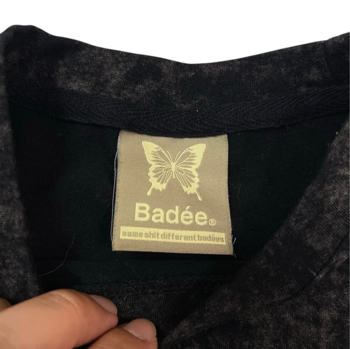 배디 Badee 블랙 타이다이 스터드 로고 크롭 반팔 티셔츠 상품이미지2