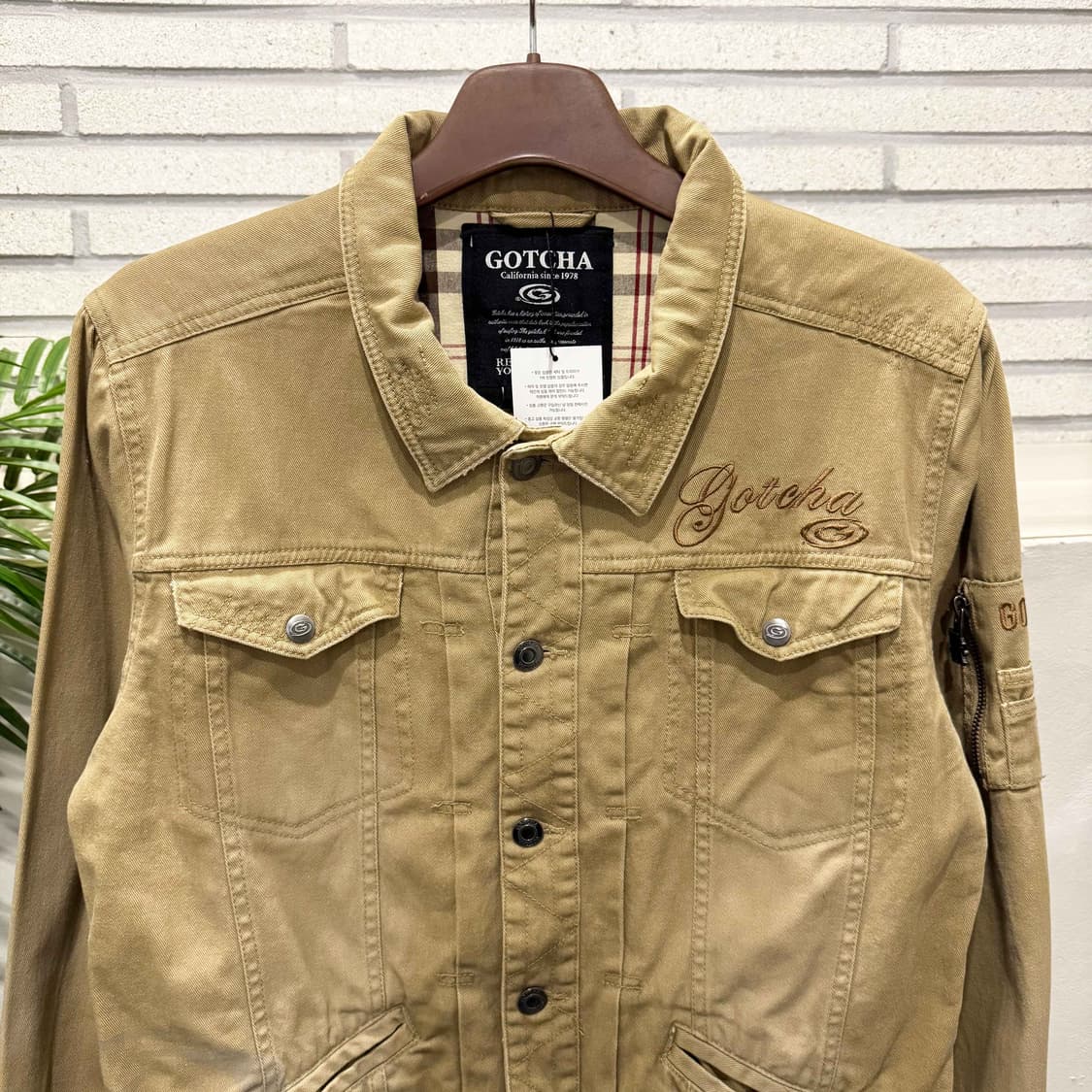 GOTCHA 갓차 Y2K 데님 트러커자켓 레터링 암포켓 디테일 베이지 상품이미지3
