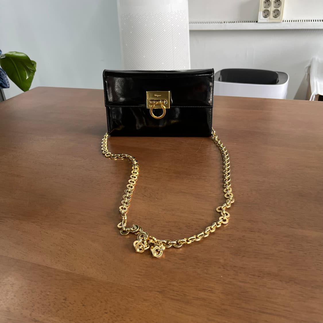 페레가모 간치니 페이턴트 체인 크로스백 상품이미지1