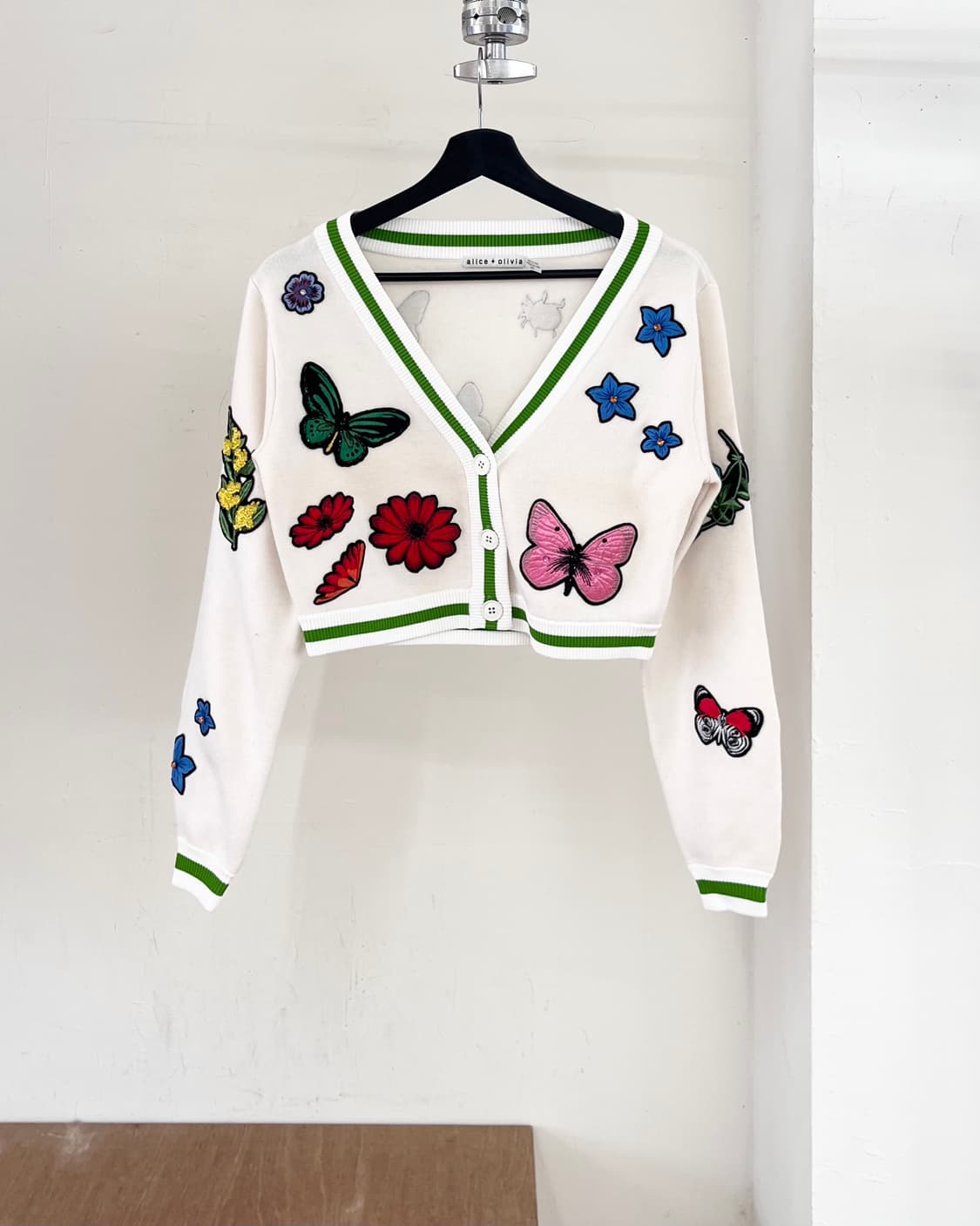 앨리스 앤 올리비아 크림 패치 브이넥 가디건 상품이미지1
