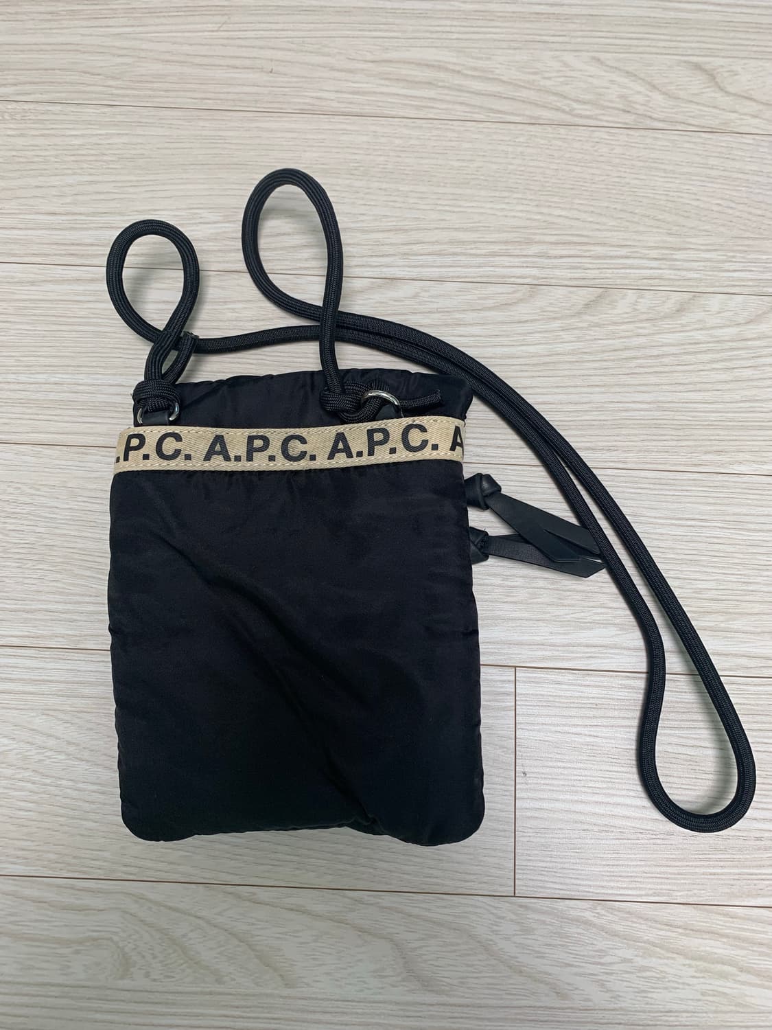 아페쎄 리핏 넥 파우치 블랙 상품이미지2