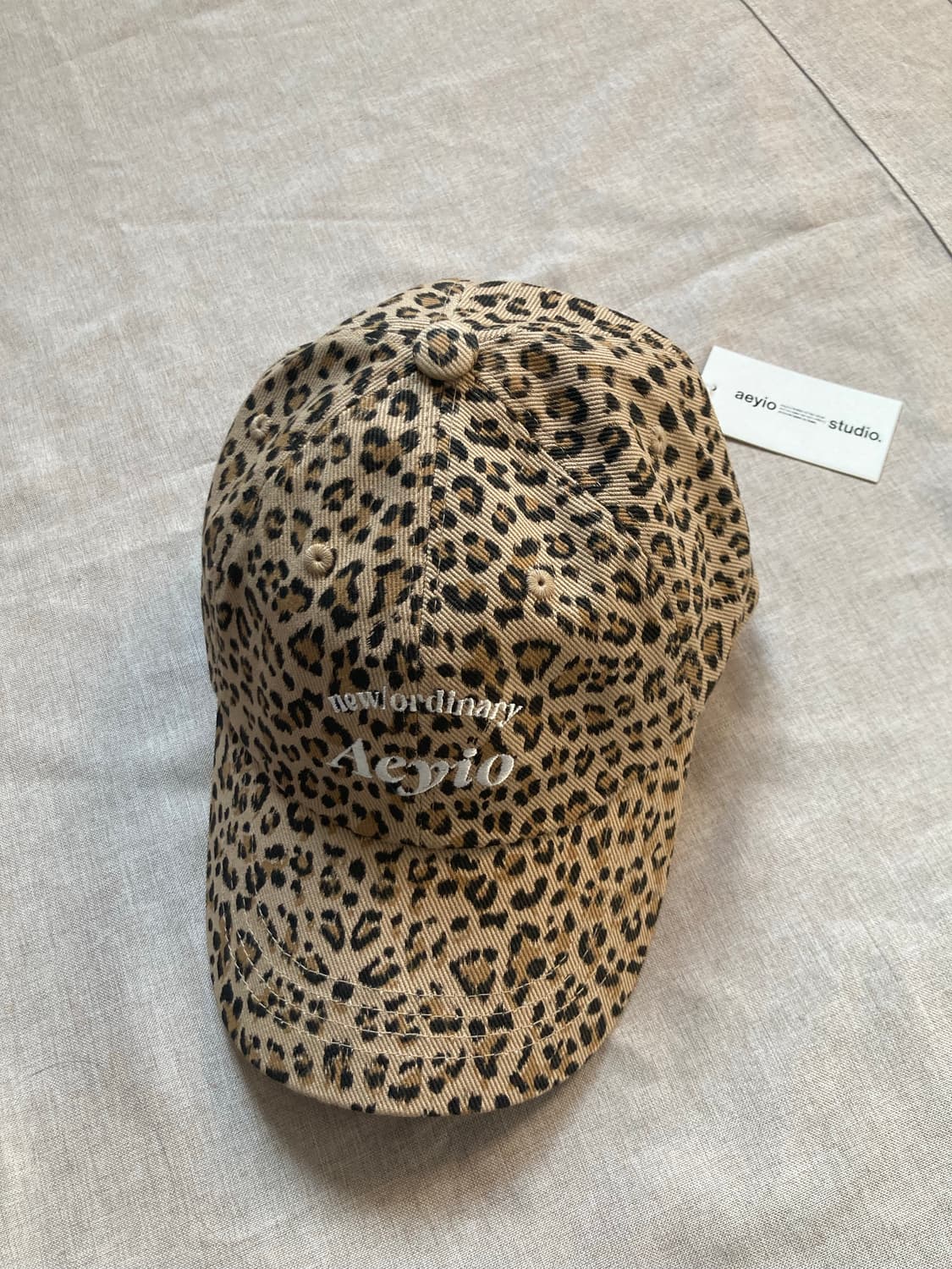 에이와이오 뉴 로고 레오파드 볼캡 베이지 상품이미지4