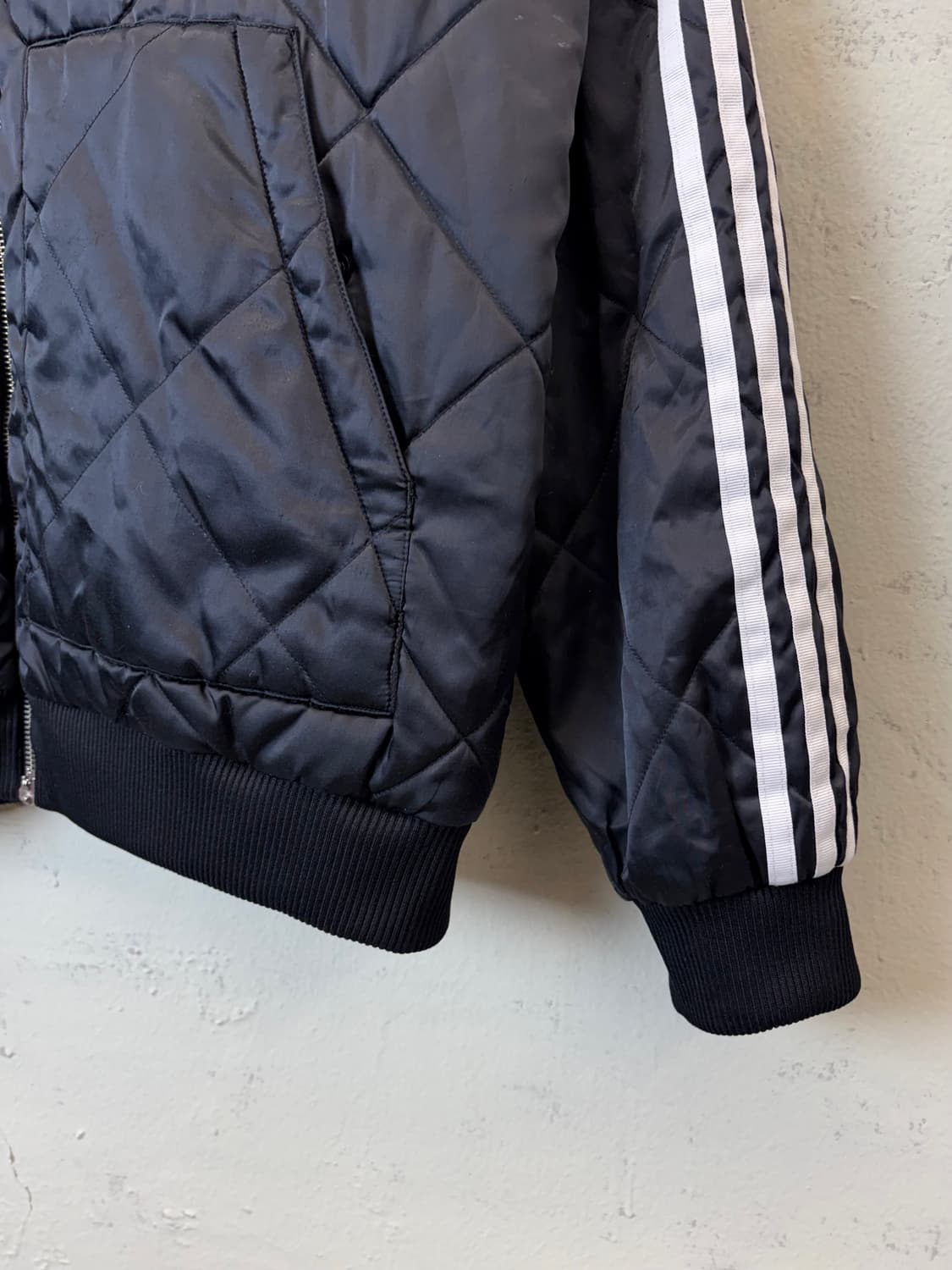 아디다스 삼선 퀼팅 봄버 자켓 블랙 상품이미지3
