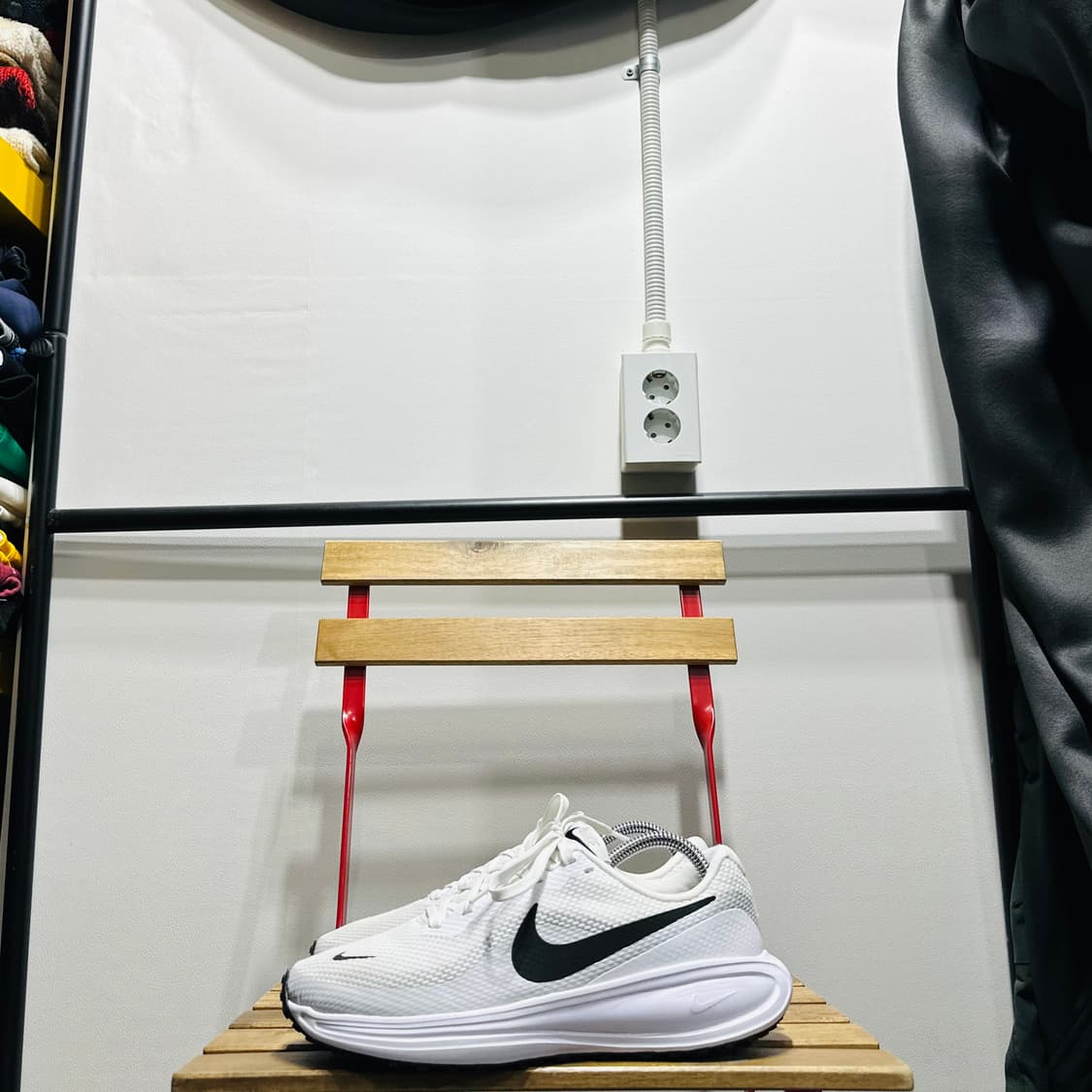 255) 나이키 운동화 남성 남자 런닝화 레볼루션 8 화이트 블랙 상품이미지3