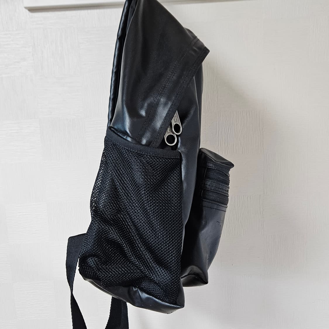이스트팩 eastpak 패디드파커 블랙 코팅 백팩 상품이미지3