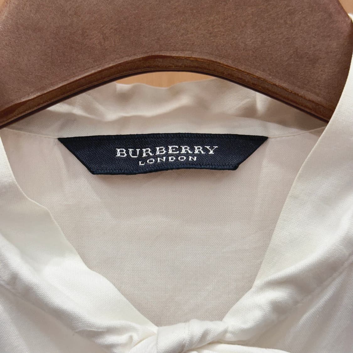 버버리 런던 리본 타이 블라우스 클래식 셔츠 자수 로고 디테일 화이트 상품이미지7