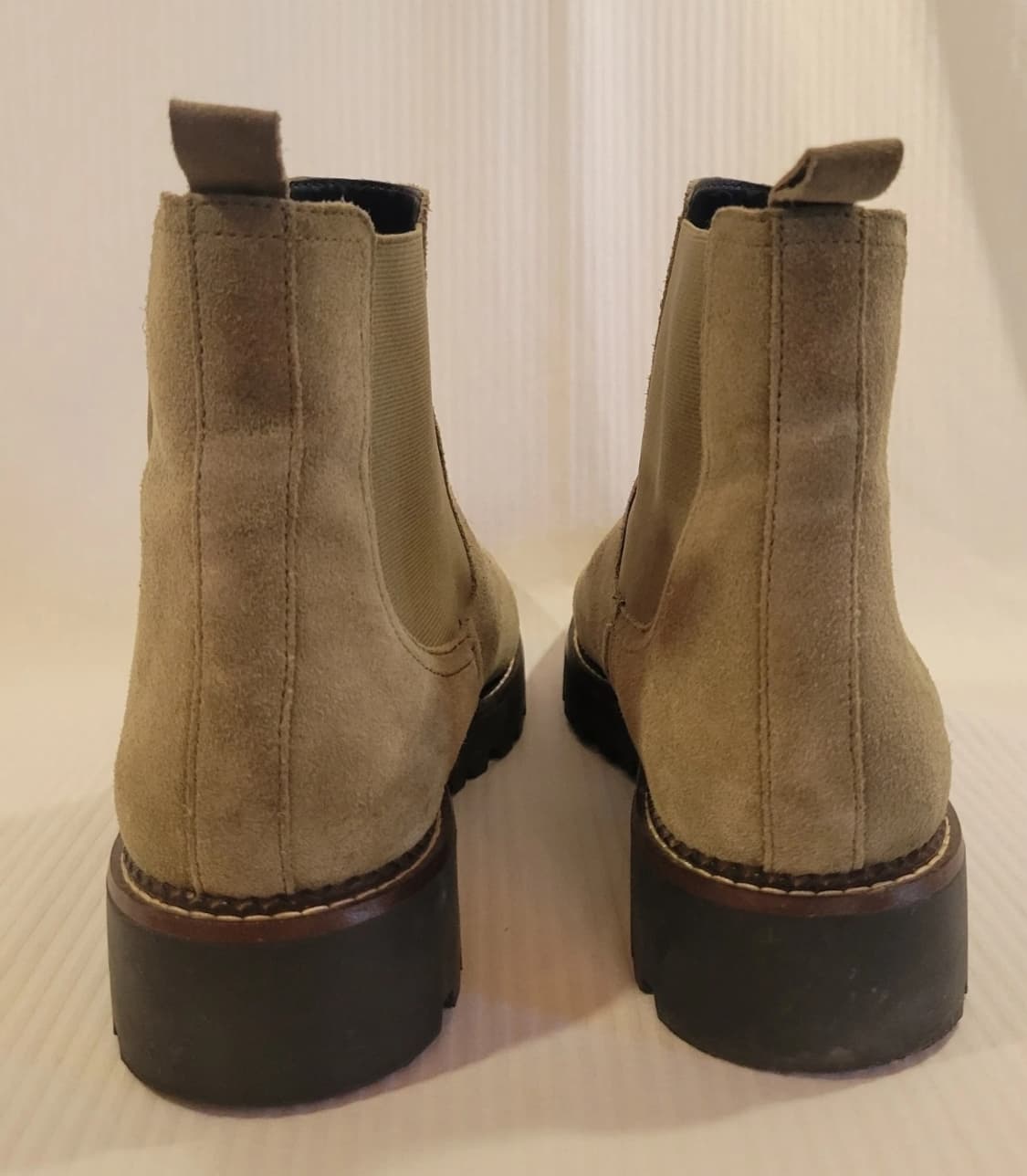 Caslon Taupe 색상 스웨이드 첼시부츠 12 사이즈 판매합니다. 상품이미지4
