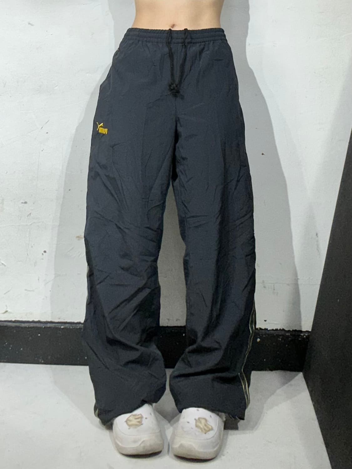 푸마 블랙 옐로우 사이드 라인 와이드 트랙 팬츠 상품이미지2