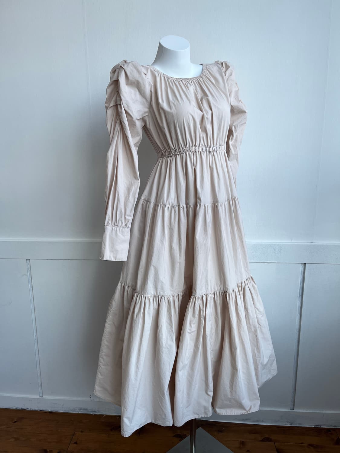 베이지 퍼프 셔링 롱 원피스 상품이미지1