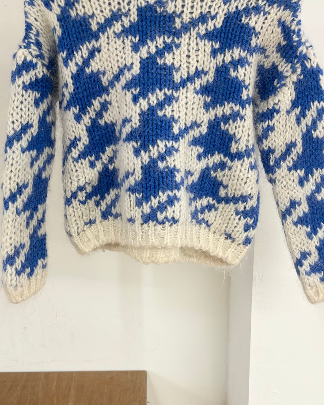 맥피 크롭 블루 프렌즈 니트 상품이미지5