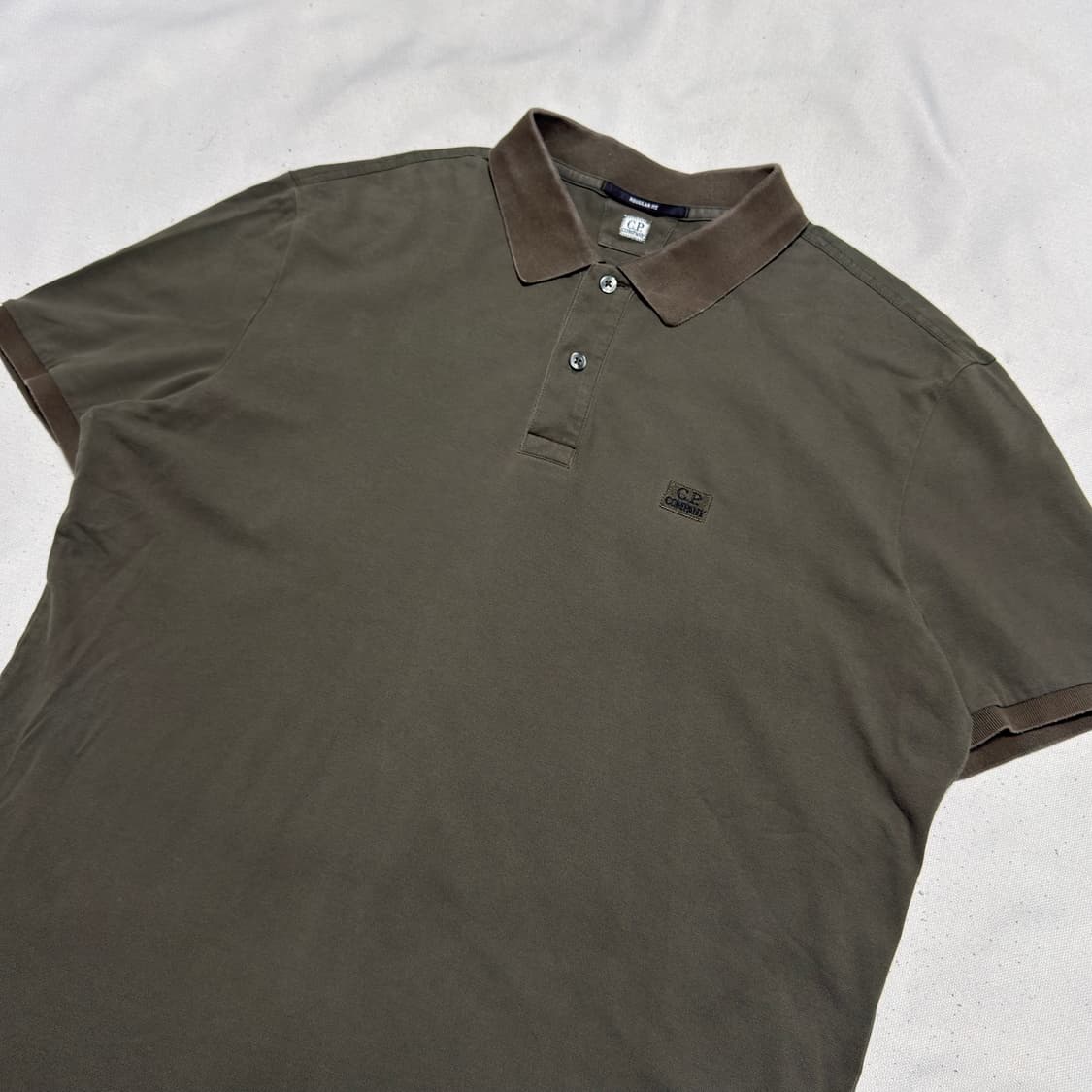 C.P. 컴퍼니 레귤러 핏 카키 카라 반팔티 상품이미지1