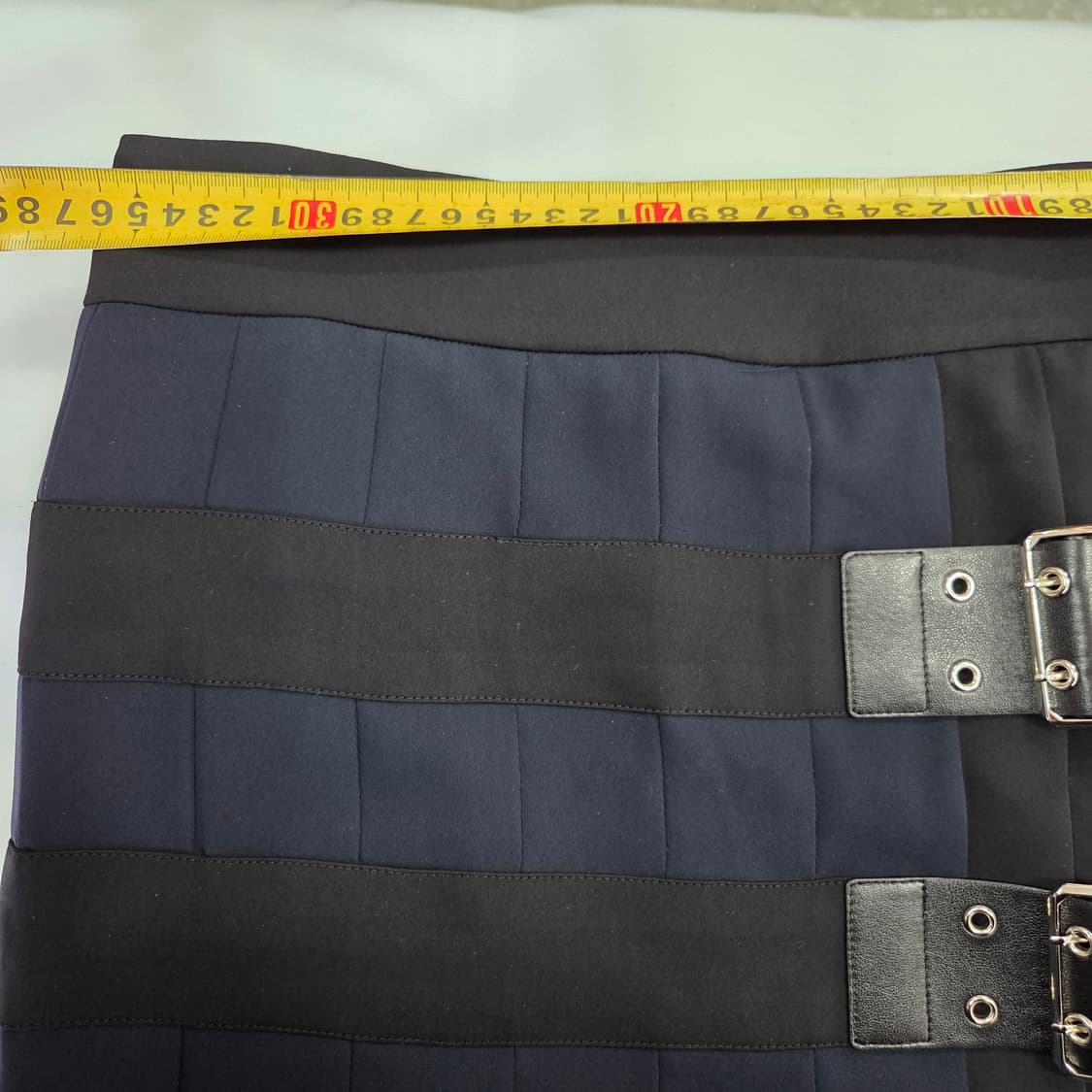 럭키슈에뜨 비대칭 플리츠 미디 스커트 - 세련된 블랙&네이비 배색 상품이미지7