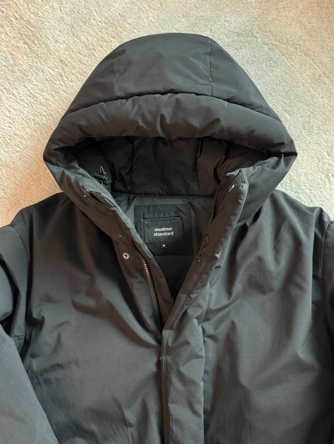 [무신사스탠다드] 미니멀 후디드 다운 숏 패딩 재킷 블랙 M 상품이미지3